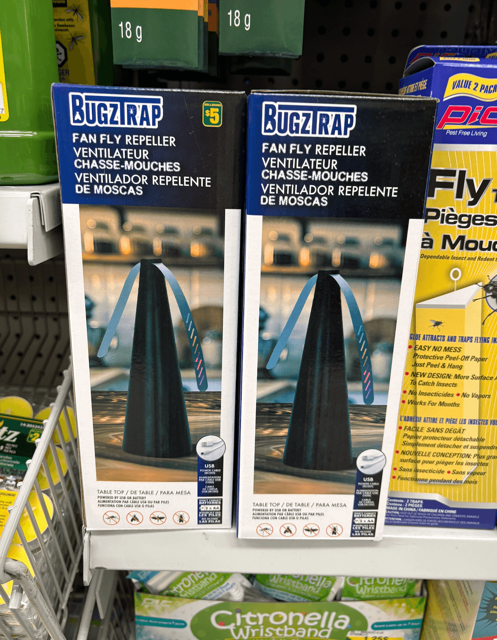 Ventilateur chasse-mouches sur les tablettes du Dollarama.