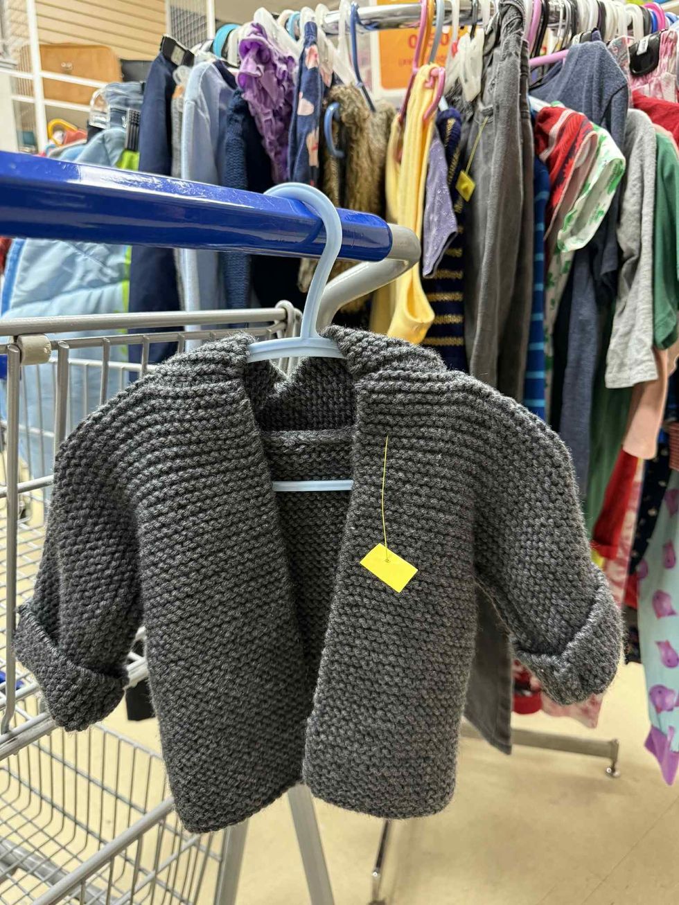 Veste de laine de couleur grise tricot\u00e9e \u00e0 la main dans la section liquidation pour enfants de la friperie Au Grenier Populaire.