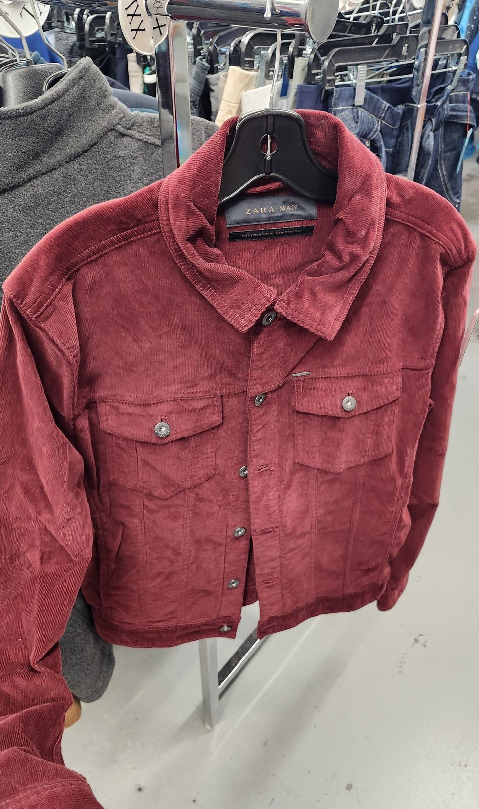 Veste en velours c\u00f4tel\u00e9 rouge de la marque Zara Man.