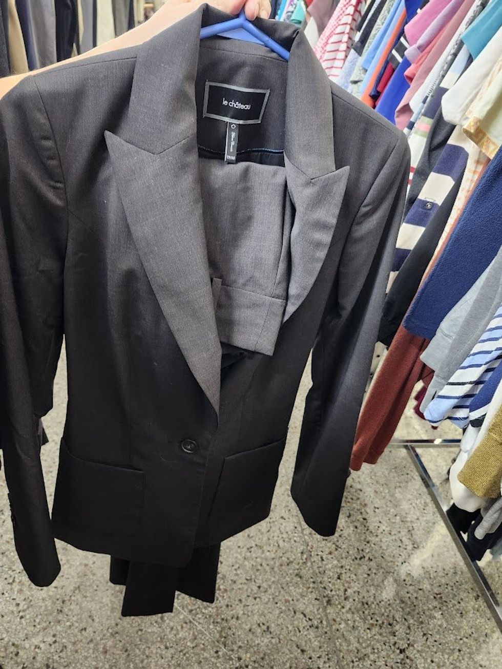 Veston et pantalon de complet de la marque le ch\u00e2teau.