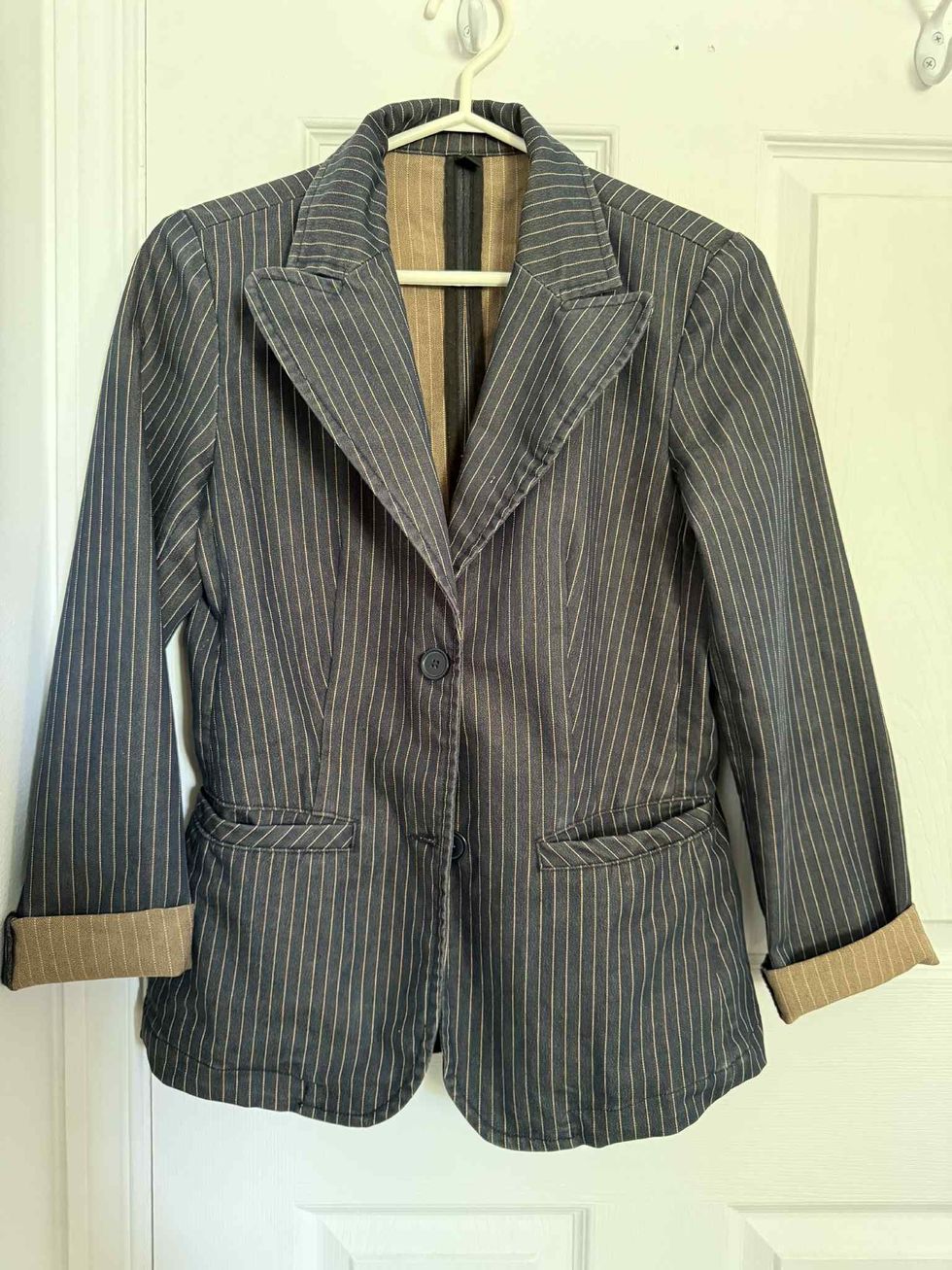 Veston lign\u00e9 de la marque Jacob.