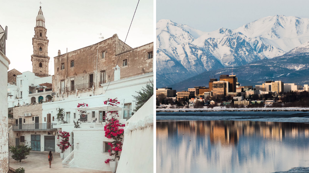 Ville dans la région des Pouilles. Droite : Anchorage en Alaska.