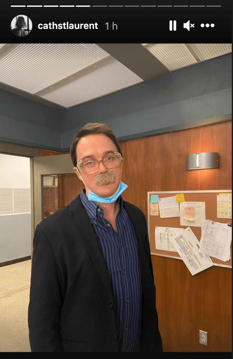 Vincent-Guillaume Otis portant une fausse moustache.