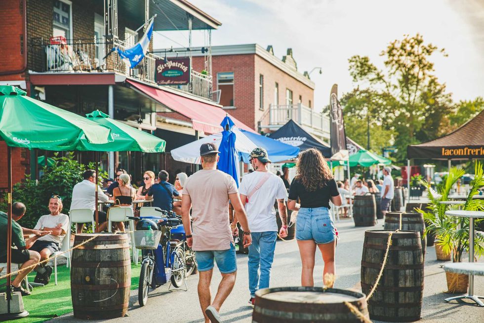 Visiteurs se promenant parmi les terrasses et commerces du Vieux-Terrebonne.