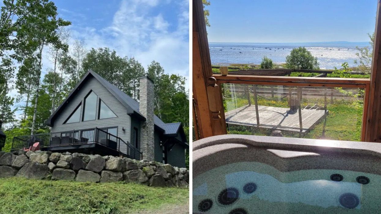 Vu du bas sur un chalet noir en nature. Droite : Vue à partir du spa d'un chalet sur le terrain et le bord de l'eau.