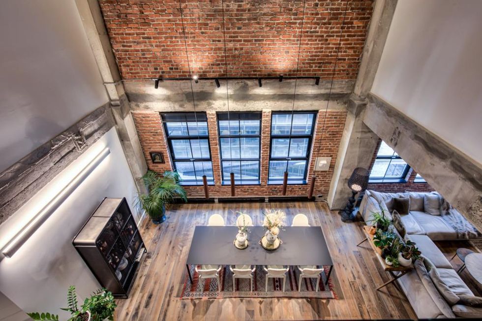 Vue a\u00e9rienne de l'int\u00e9rieur du condominium \u00e0 vendre.