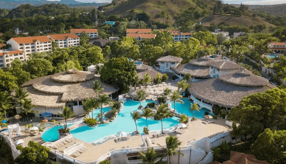 Vue a\u00e9rienne du Cofresi Palm Beach & Spa Resort \u00e0 Puerto Plata en R\u00e9publique dominicaine.