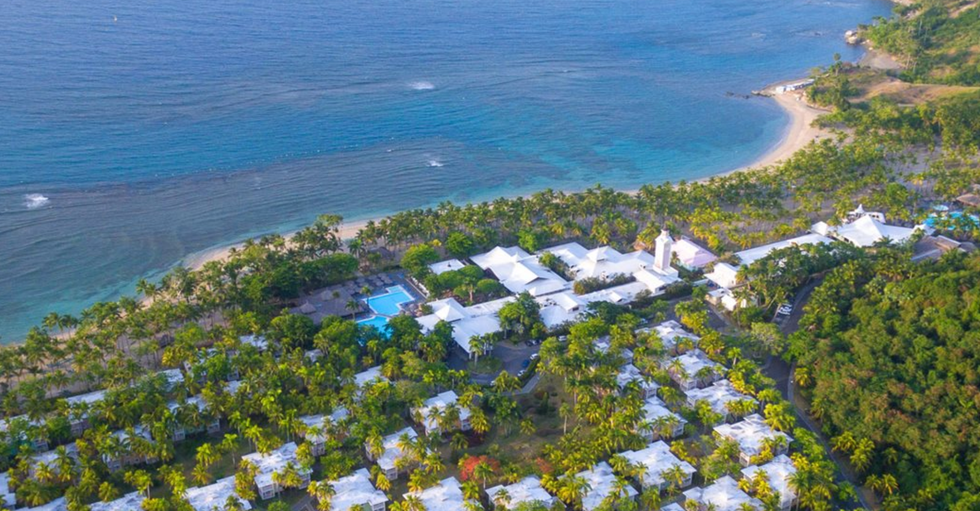 Vue a\u00e9rienne du Playabachata Hotel sur la plage de Puerto Plata.