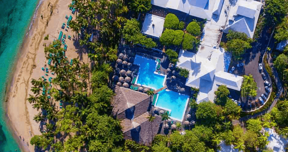 Vue a\u00e9rienne du site et de la plage de l'h\u00f4tel Playabachata Spa Resort \u00e0 Puerto Plata en R\u00e9publique dominicaine.