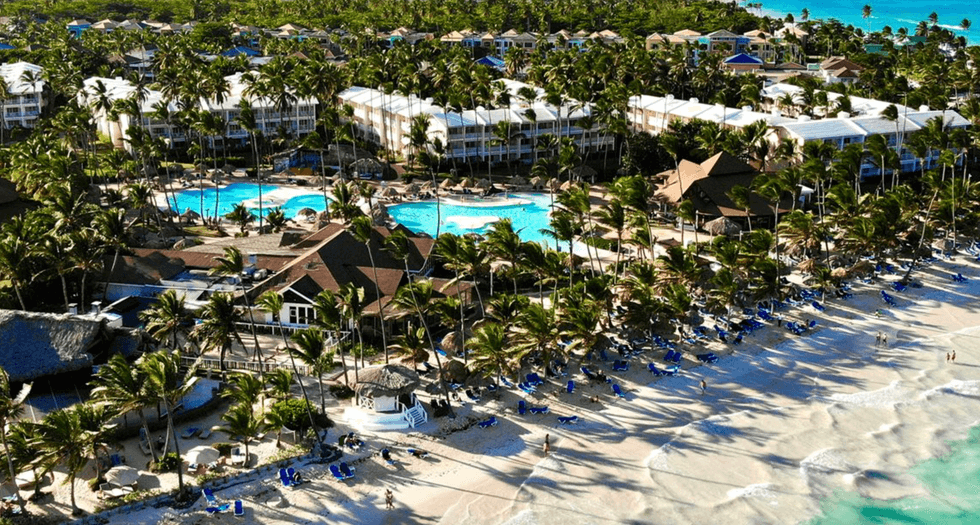 Vue a\u00e9rienne du Vik Hotel Arena Blanca situ\u00e9 en bord de mer \u00e0 Punta Cana.