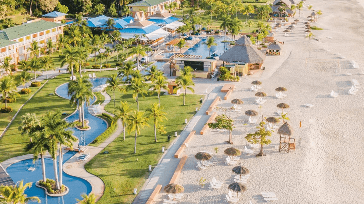 Vue aérienne du Grand Decameron Panamá à Playa Blanca.