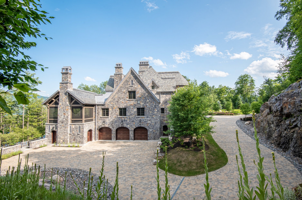 Vue de c\u00f4t\u00e9 de la maison la plus ch\u00e8re \u00e0 vendre au Qu\u00e9bec.