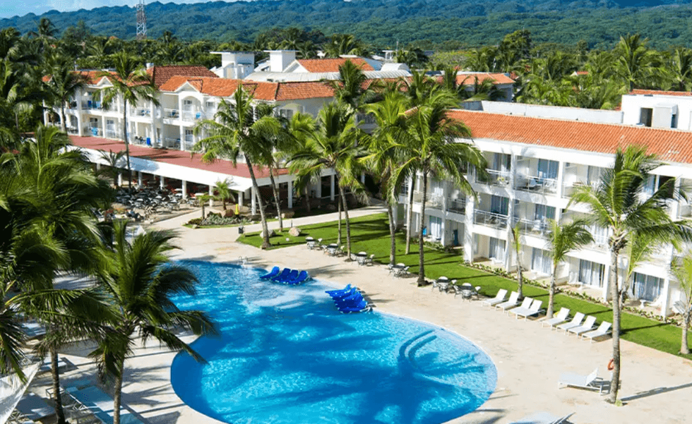 Vue de la piscine principale du Viva Tangerine by Wyndham.