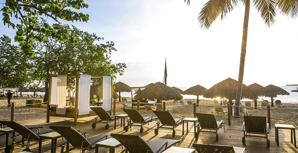 Vue de la plage du BlueBay Villas Doradas, un h\u00f4tel r\u00e9serv\u00e9 aux adultes \u00e0 Puerto Plata.