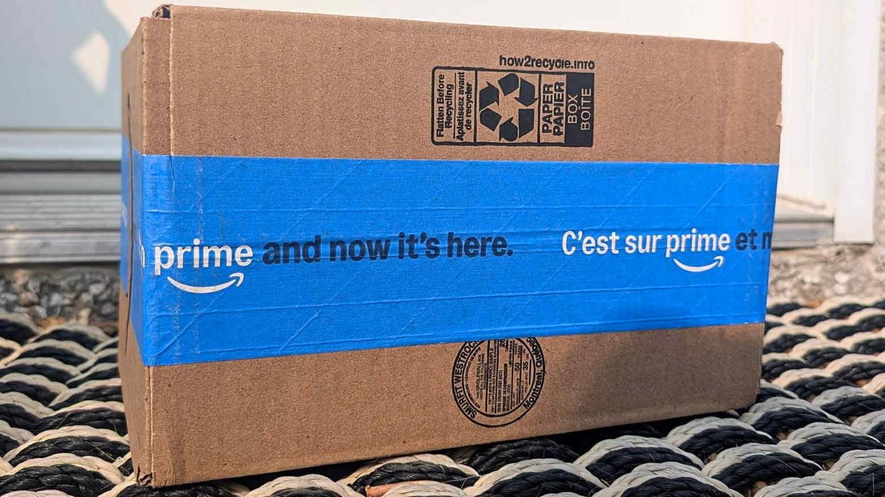 Vue de proche d'une boîte Amazon Prime.