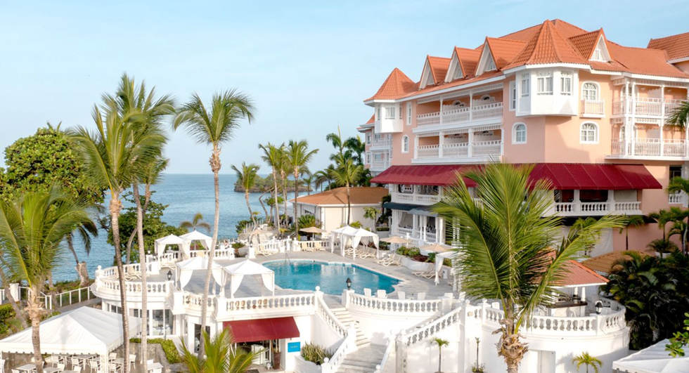 Vue du Bahia Principe Grand Samana perch\u00e9 sur les rochers face \u00e0 la mer.
