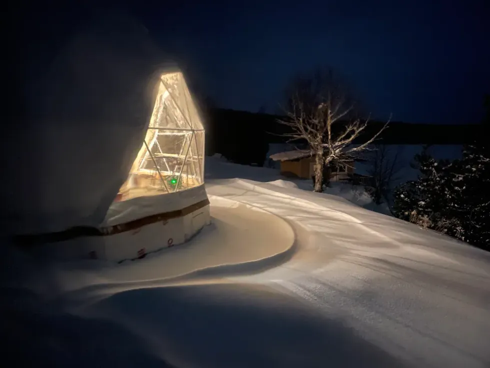 Vue ext\u00e9rieure du d\u00f4me Pax \u00e0 Chibougamau sur Airbnb.