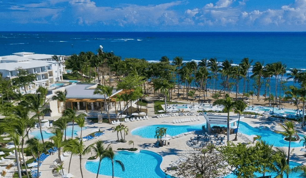 Vue panoramique du Senator Puerto Plata Hotel avec ses piscines.