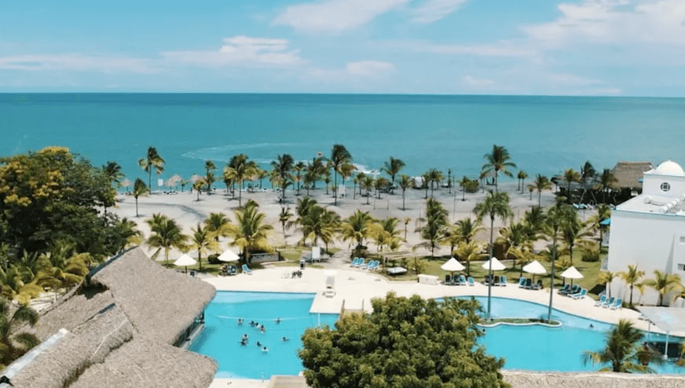 Vue sur la piscine et la plage du Playa Blanca Hotel And Resort Panama.