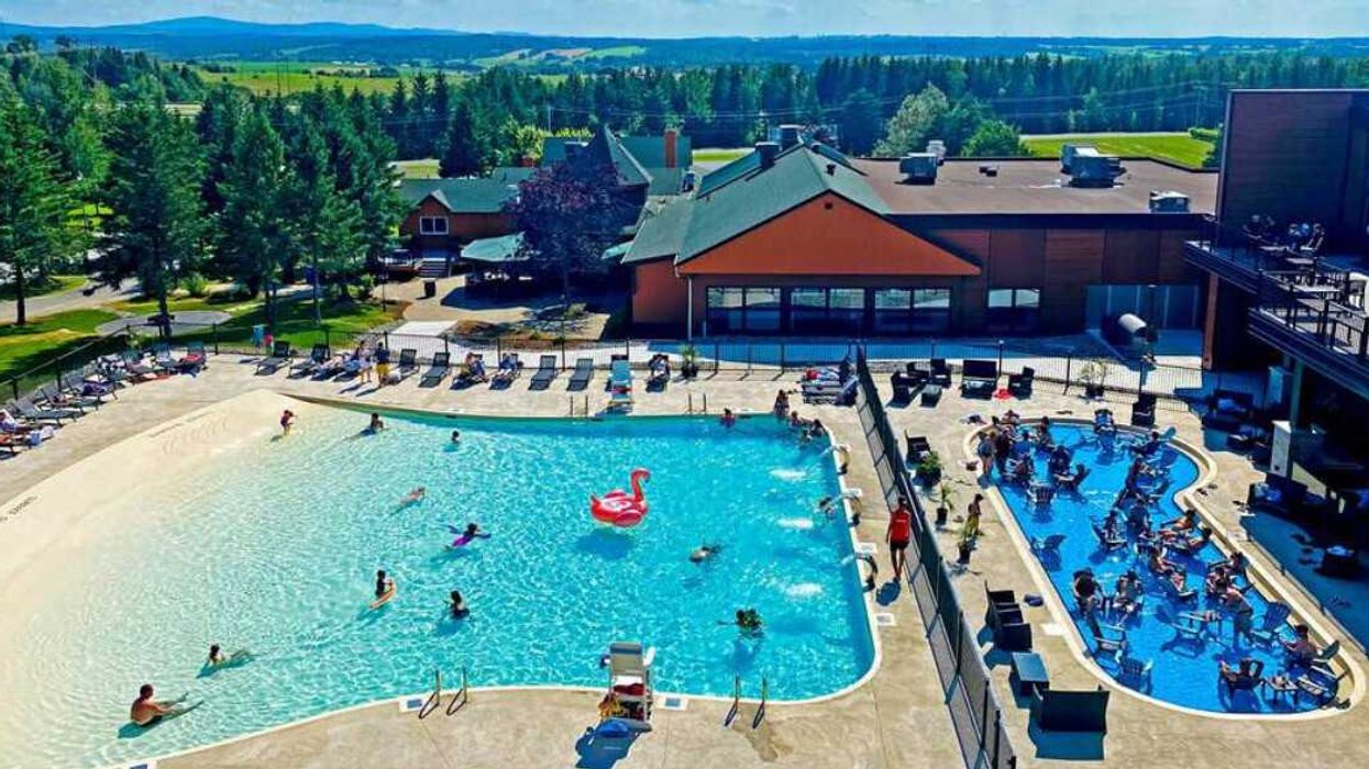 Vue sur la piscine-plage et la terrasse « pieds dans l'eau » à La cache à Maxime en Beauce.