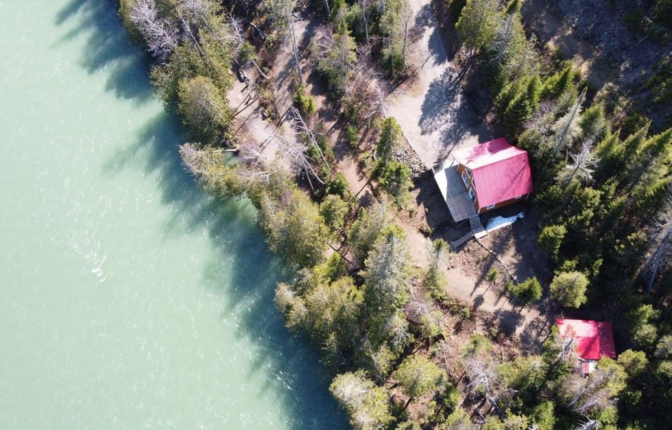 Vue sur le chalet et la rivi\u00e8re Bonaventure.