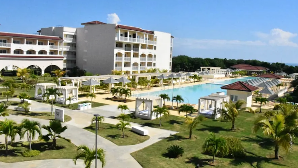 Vue sur le site de l'h\u00f4tel Grand Memories Holguin \u00e0 Cuba.