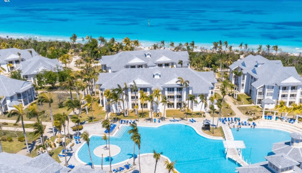Vue sur les \u00e9tablissements, la piscine et la plage de l'h\u00f4tel Melia Peninsula Varadero.