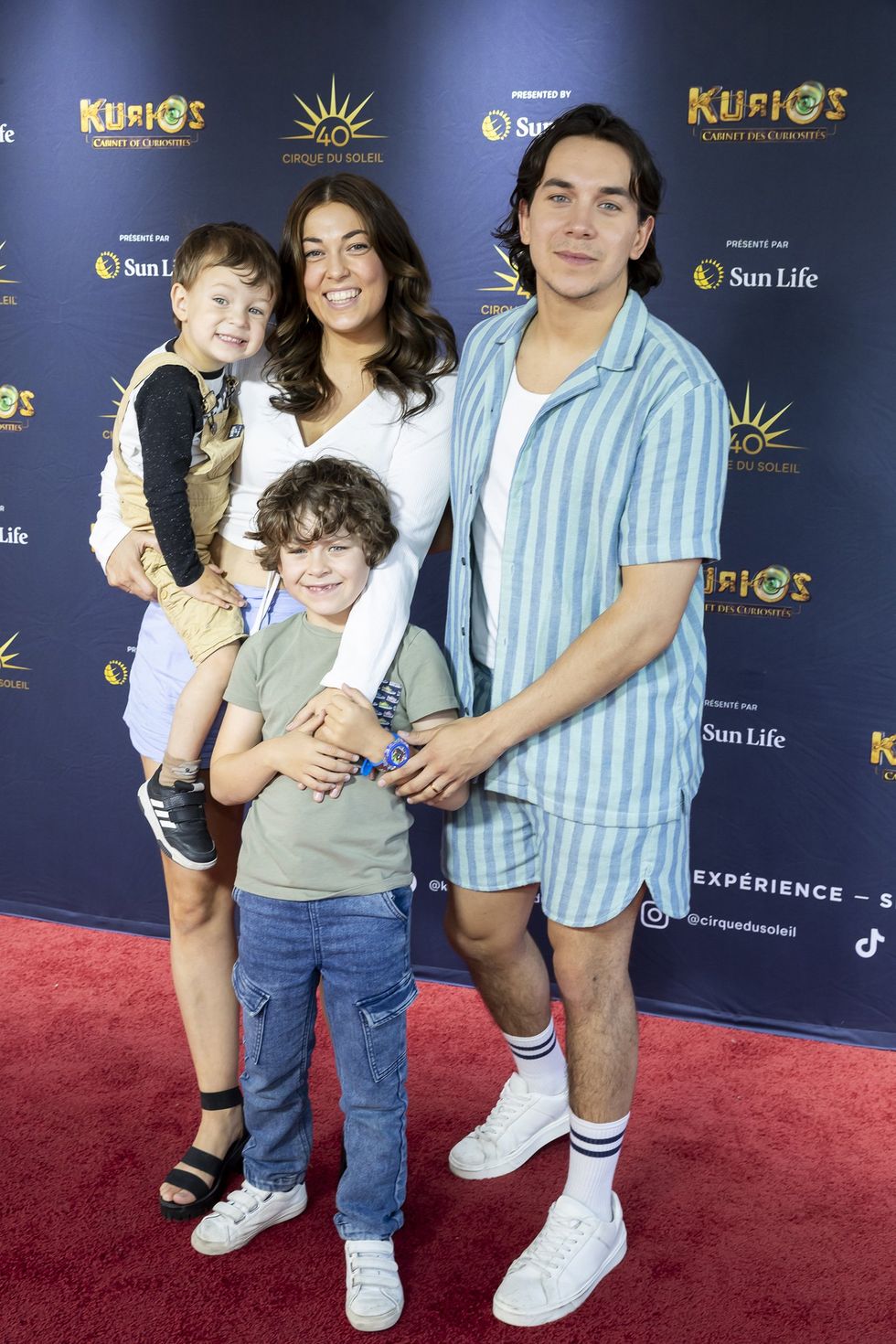 William Cloutier et sa famille sur le tapis rouge de Kurios du Cirque du Soleil.