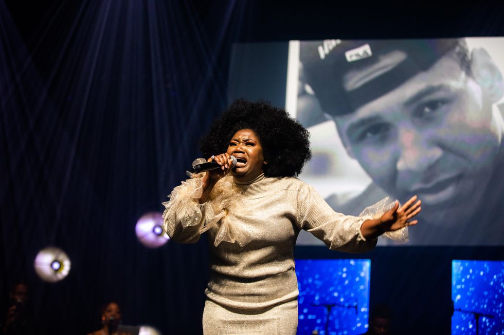 Yana Laurent de La Voix 2018 sur la sc\u00e8ne du Gala Dynastie.