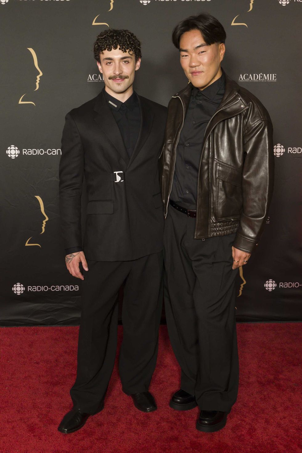 Zo\u00e9 Duval en complet noir et Tommy-Lee Salvas en blouson de cuir brun et pantalon noir sur le tapis rouge des G\u00e9meaux.